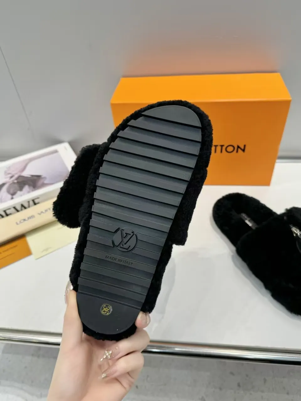 👟👟Ex-factory price 500👟👟 Popular style [LV mop] official website synchronization: counter quality! My family only makes all-genuine lamb 🐑 wool. A giant trendy fall and winter thick-soled fur flip flop. The super comfortable and luxurious wool texture makes your feet more beautiful, confident and comfortable. It is very suitable for home and outdoor use. 1: Fabric: Genuine leather lamb 🐑 wool 2: Lining: Genuine leather lamb 🐑 wool 3: Foot pads: Genuine leather lamb 🐑 wool 4: Outsole: Wear-resistant and non-slip rubber outsole 5: Number of yards: 35-41 yards [Note: 41 customized]